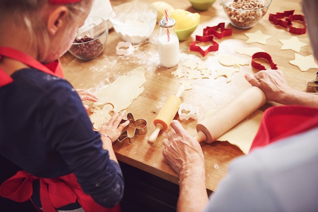 Abuela y nieta preparando galletas