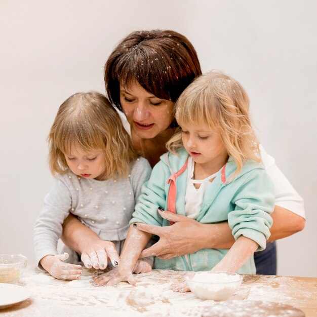 Abuela y nietas cocinando