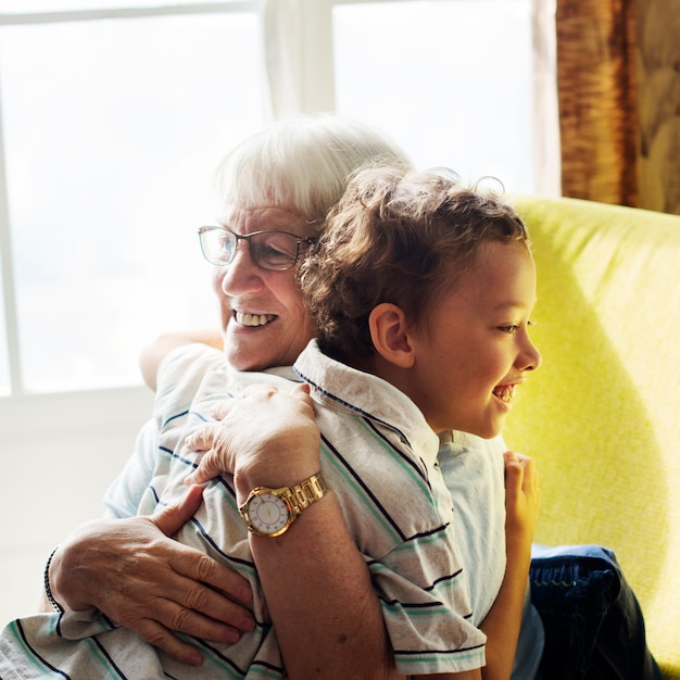 Abuela y nieto abrazándose después del distanciamiento social