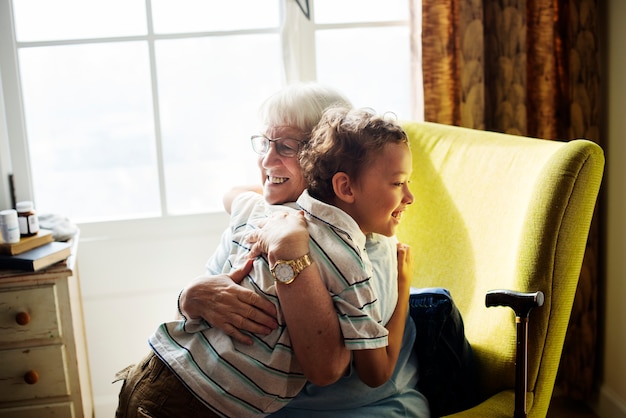 Abuela y nieto abrazándose juntos