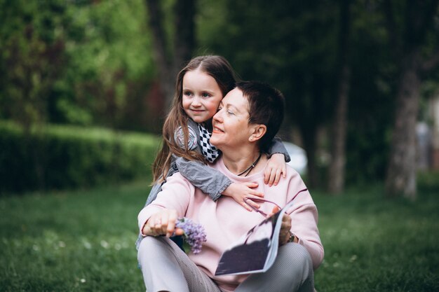 Abuela y nieto en el parque