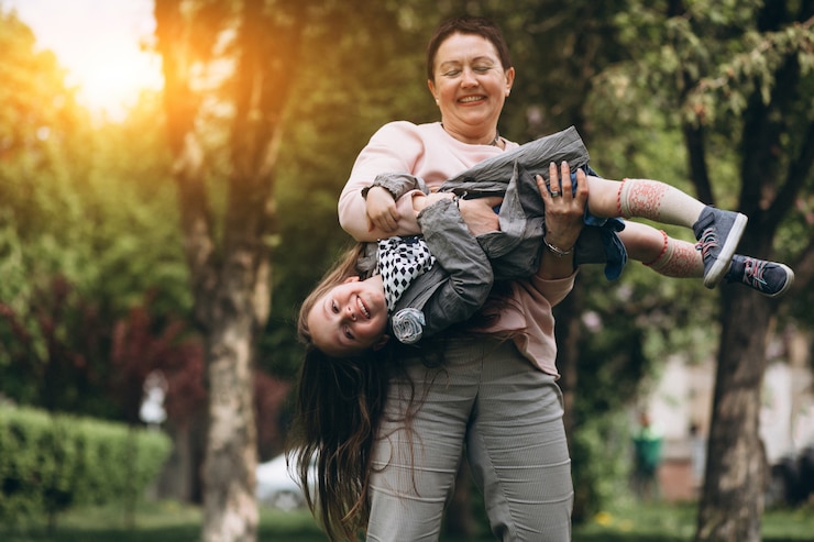 Foto gratuito abuela y nieto en el parque