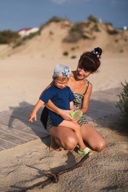 Abuela y nieto en la playa jugando