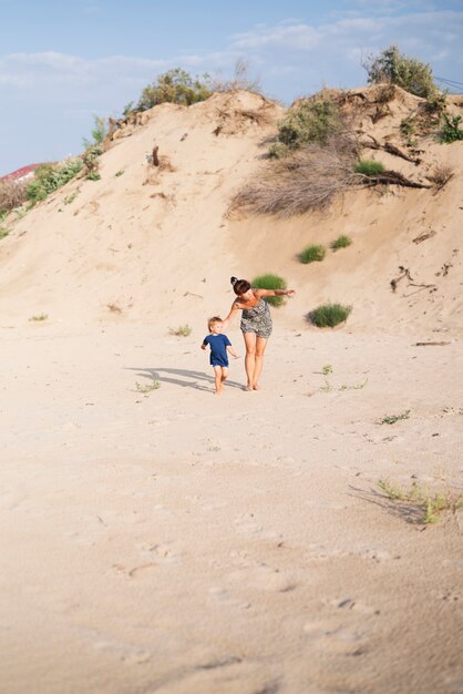 Abuela y nieto en la playa