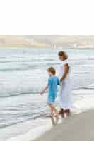 Foto gratuita abuela y nieto de tiro completo en la playa