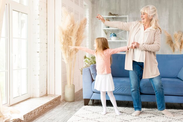 Abuela con niña en casa pasando tiempo juntos