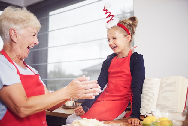 Abuela con niña disfrutando en la cocina