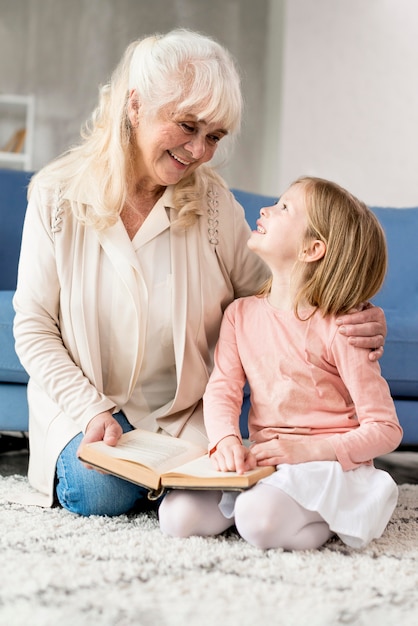 Abuela con niña leyendo