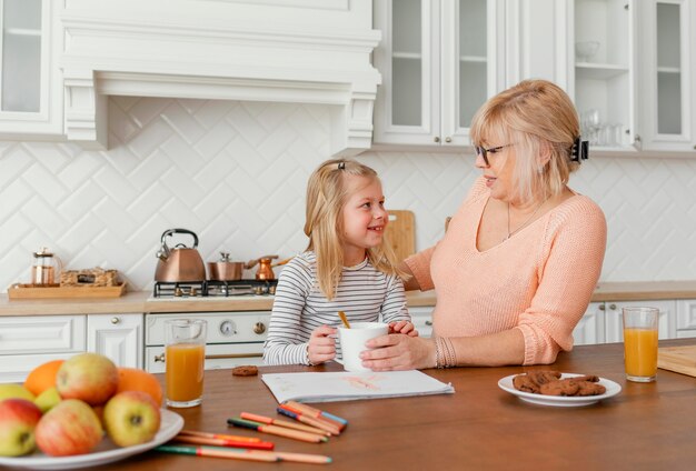 Abuela y niña de tiro medio