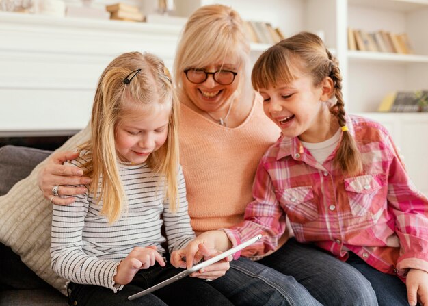 Abuela y niñas de tiro medio