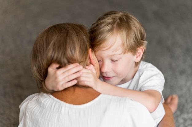 Foto gratuita abuela, y, niño, abrazar