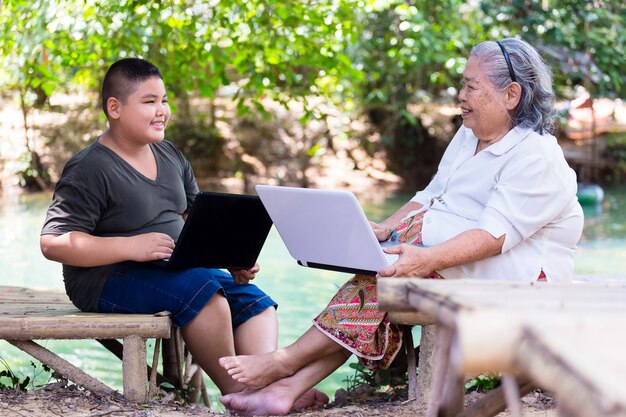 Abuela y niño disfrutan con laptop