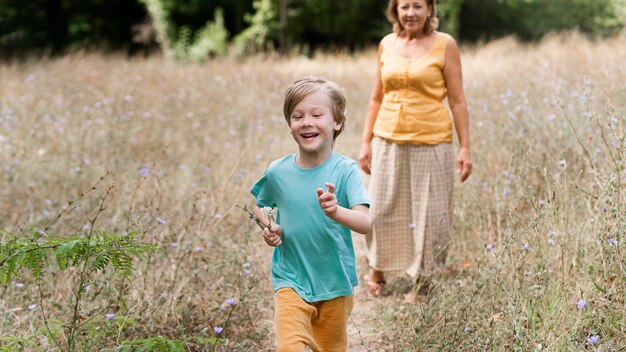 Abuela y niño divirtiéndose