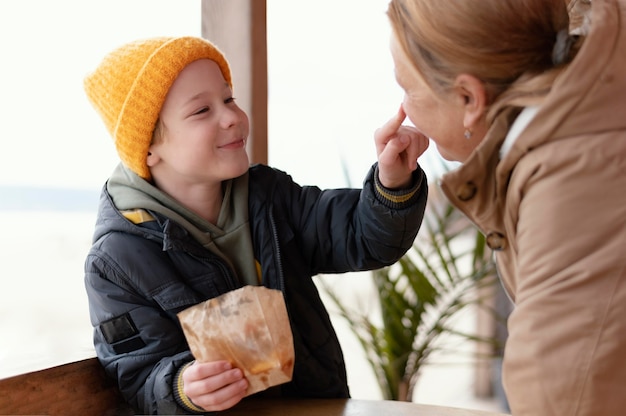 Foto gratuita abuela y niño sonriente de cerca