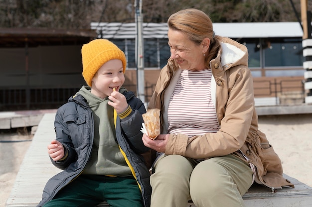 Foto gratuita abuela y niño de tiro medio con bocadillos