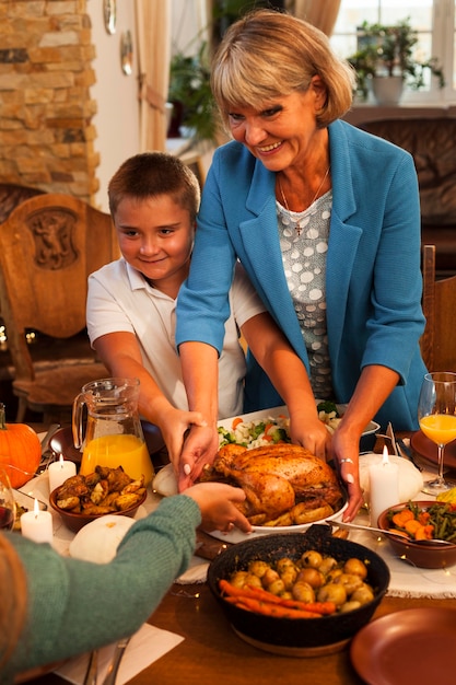 Abuela y niño de tiro medio en la cena