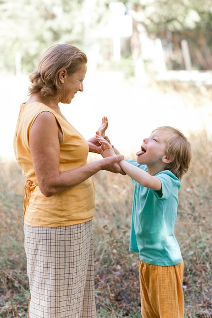 Abuela y niño de tiro medio en vacaciones