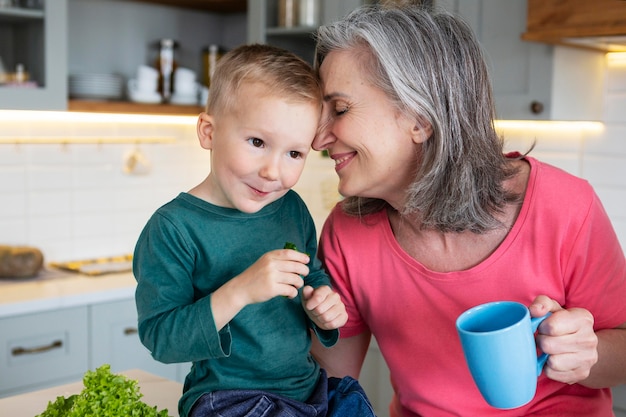 Abuela y niño de tiro medio