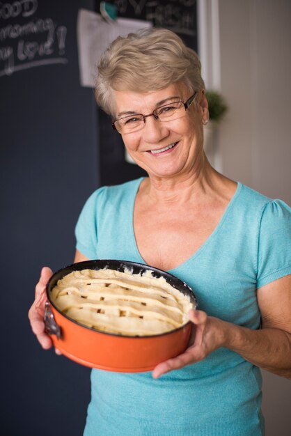 Abuela orgullosa de su pastel casero