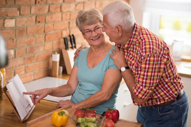 Abuela en el papel de la mejor cocinera.