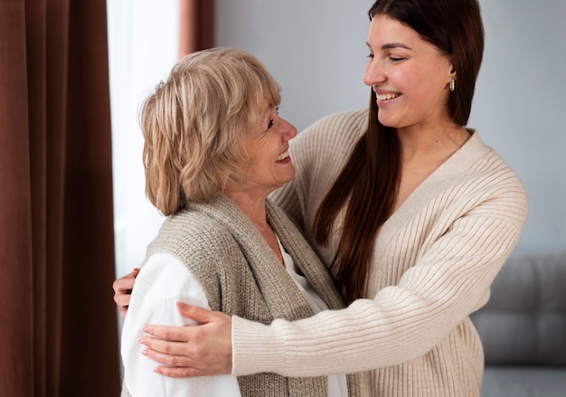 Foto gratuita la abuela pasa tiempo con sus nietos.