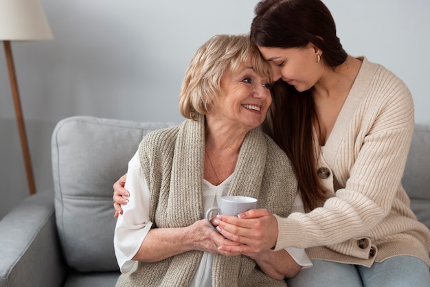 Foto gratuita la abuela pasa tiempo con sus nietos.