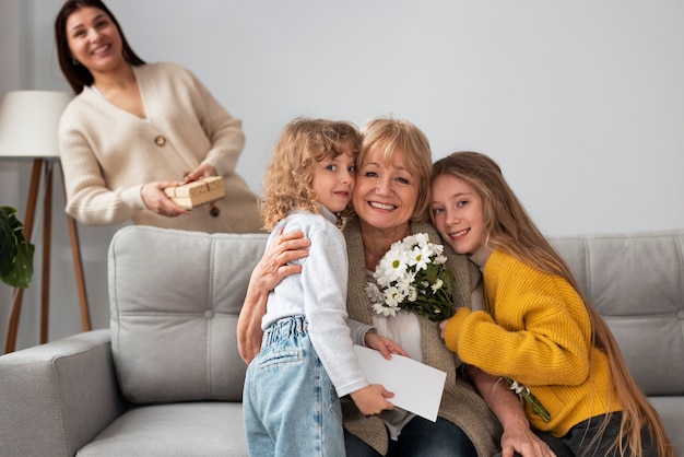 Foto gratuita la abuela pasa tiempo con sus nietos.