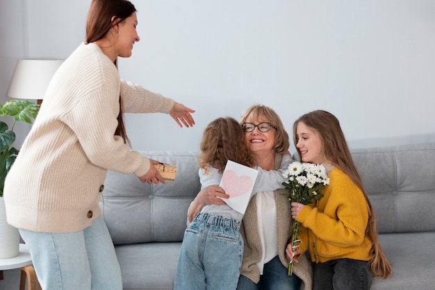 Foto gratuita la abuela pasa tiempo con sus nietos.