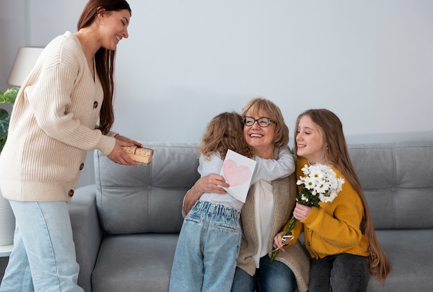 Foto gratuita la abuela pasa tiempo con sus nietos.