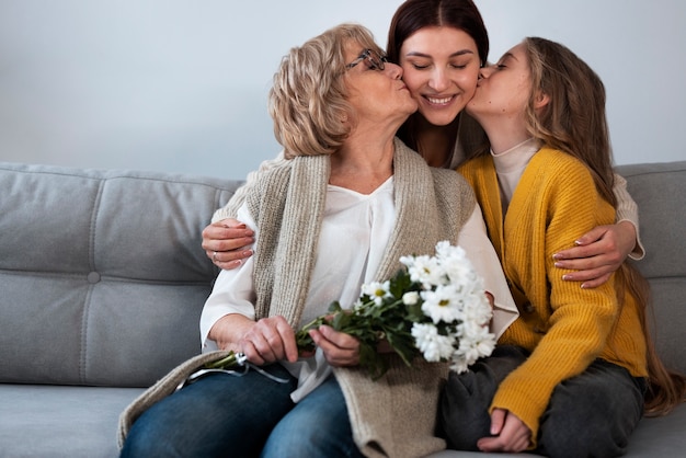 Foto gratuita la abuela pasa tiempo con sus nietos.