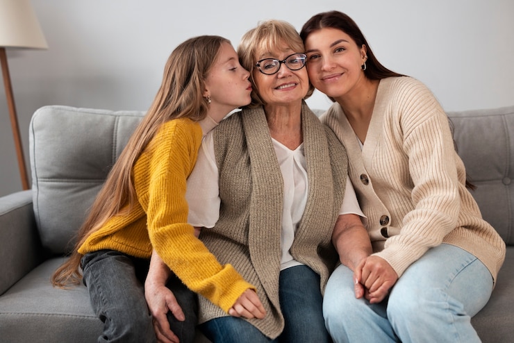 Foto gratuito la abuela pasa tiempo con sus nietos.