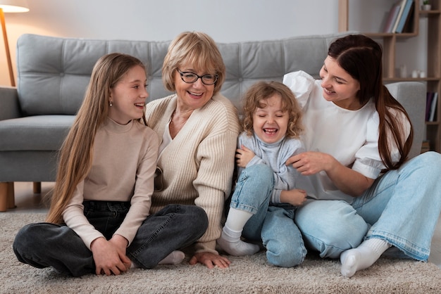 Foto gratuita la abuela pasa tiempo con sus nietos.