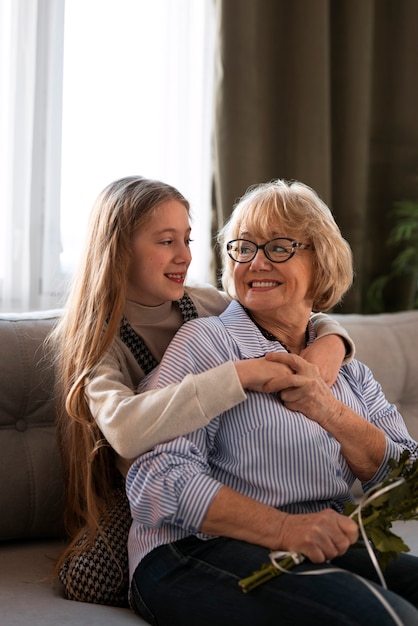 Foto gratuita la abuela pasa tiempo con sus nietos.