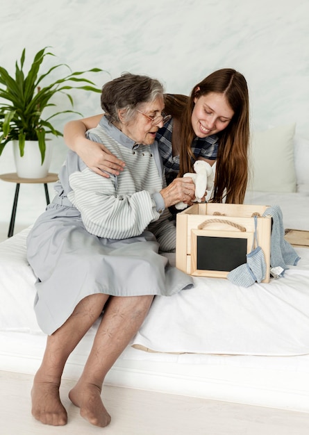 Abuela pasando tiempo con la familia