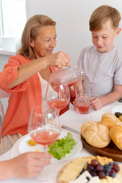 Abuela pasando tiempo junto a su nieto