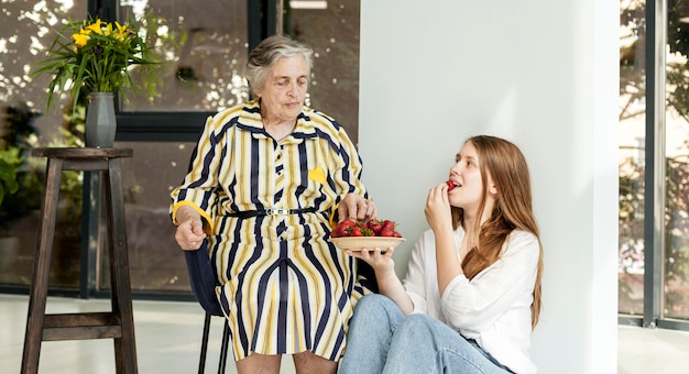 Foto gratuita abuela pasar tiempo de calidad con la familia.