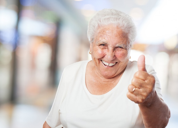 Abuela con el pulgar arriba