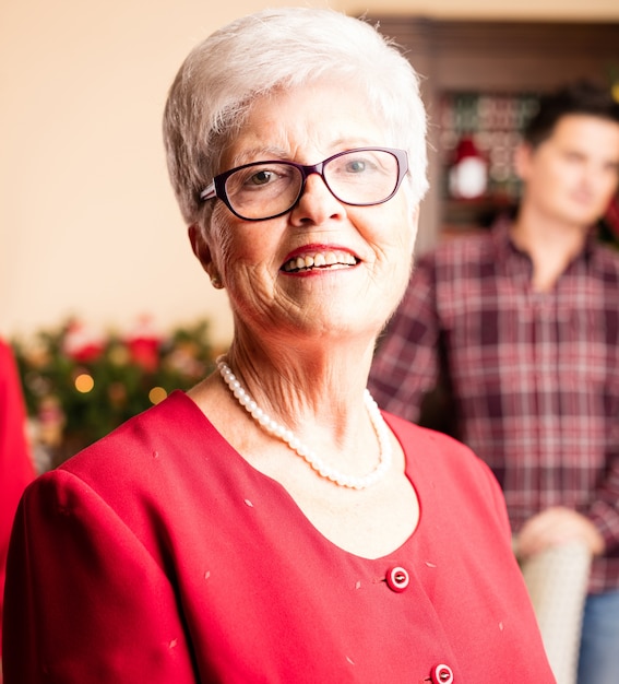 Foto gratuita abuela sonriendo con gafas negras