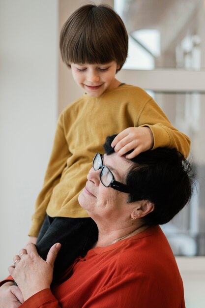 Abuela sonriente y nieto juntos en casa