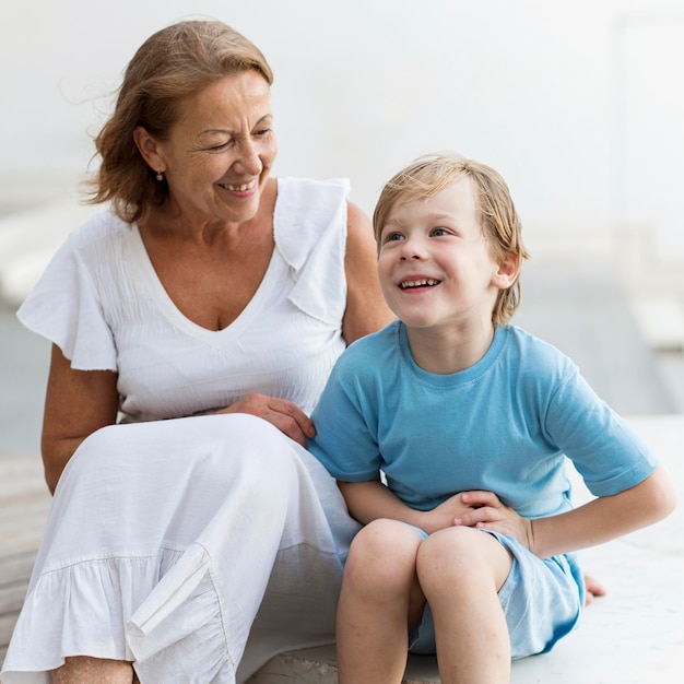 Abuela sonriente y niño sentado