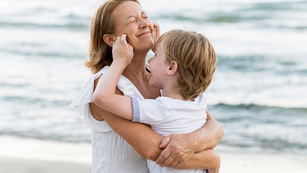 Foto gratuita abuela sonriente con niño