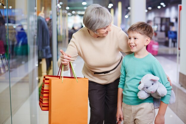 Abuela con su nieto en el centro comercial