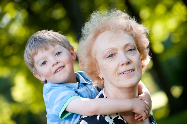 Abuela con su nieto en el parque