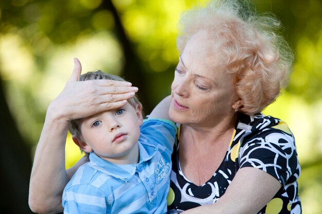 Abuela con su nieto en el parque