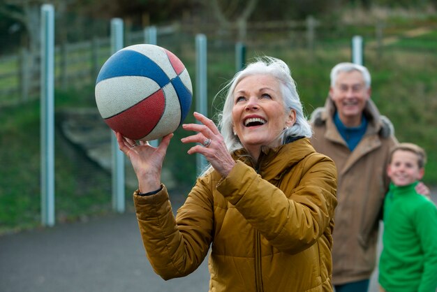 Abuela de tiro medio con pelota