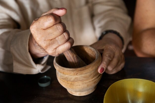 Abuela usando mortero y maja