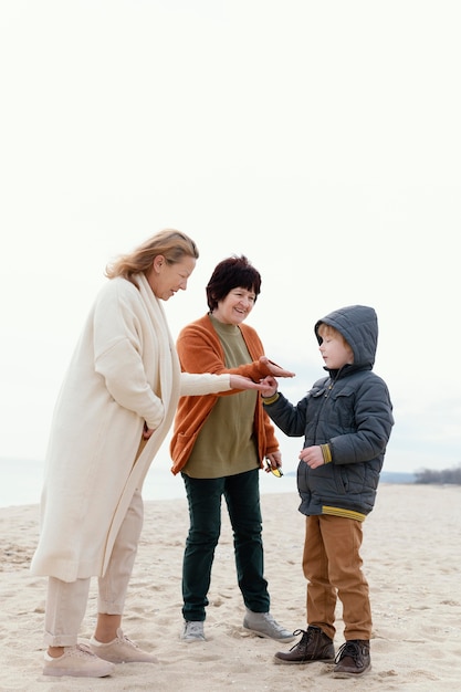 Foto gratuita abuelas y niño de tiro completo