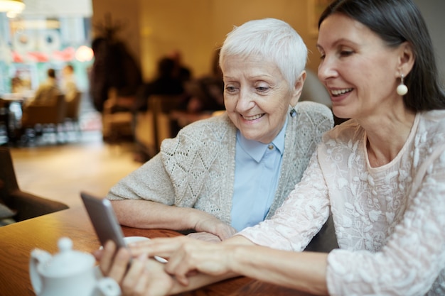 Abuelas sociales usando el teléfono