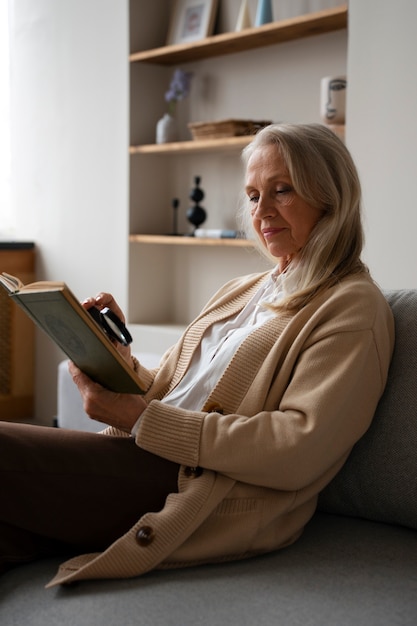 Abuelita leyendo de un libro