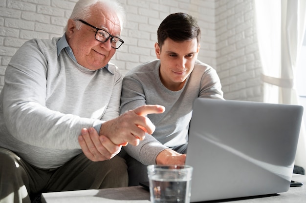 Foto gratuita abuelo aprendiendo a usar divice digital